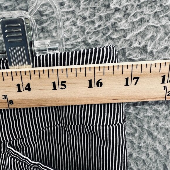 Chicos Perfect Stretch Shorts Womens 2 Large Short Black White Stripe Pull On - Picture 9 of 12